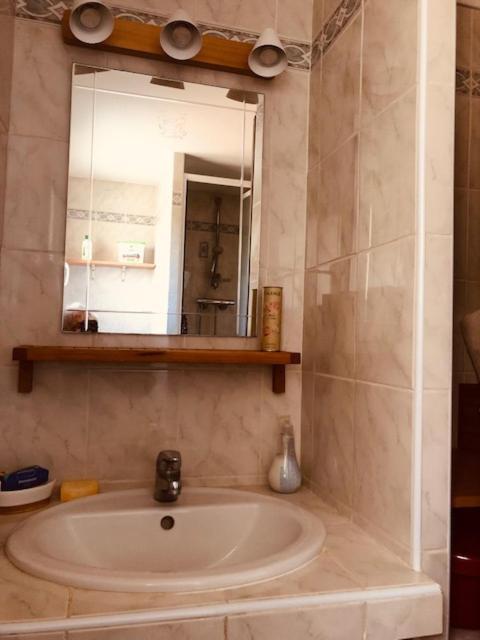 Votre Sejour A Sanary Dans Bas De Villa Avec Terrasse Vegetalisee Et Abritee Exposition Est Sud Ouest A 400M Du Centre Ville En Zone Pietonne Ou Tout Peut Se Faire A Pied Sanary-sur-Mer Bagian luar foto