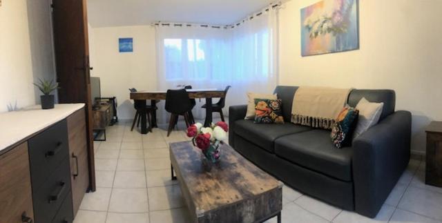Votre Sejour A Sanary Dans Bas De Villa Avec Terrasse Vegetalisee Et Abritee Exposition Est Sud Ouest A 400M Du Centre Ville En Zone Pietonne Ou Tout Peut Se Faire A Pied Sanary-sur-Mer Bagian luar foto